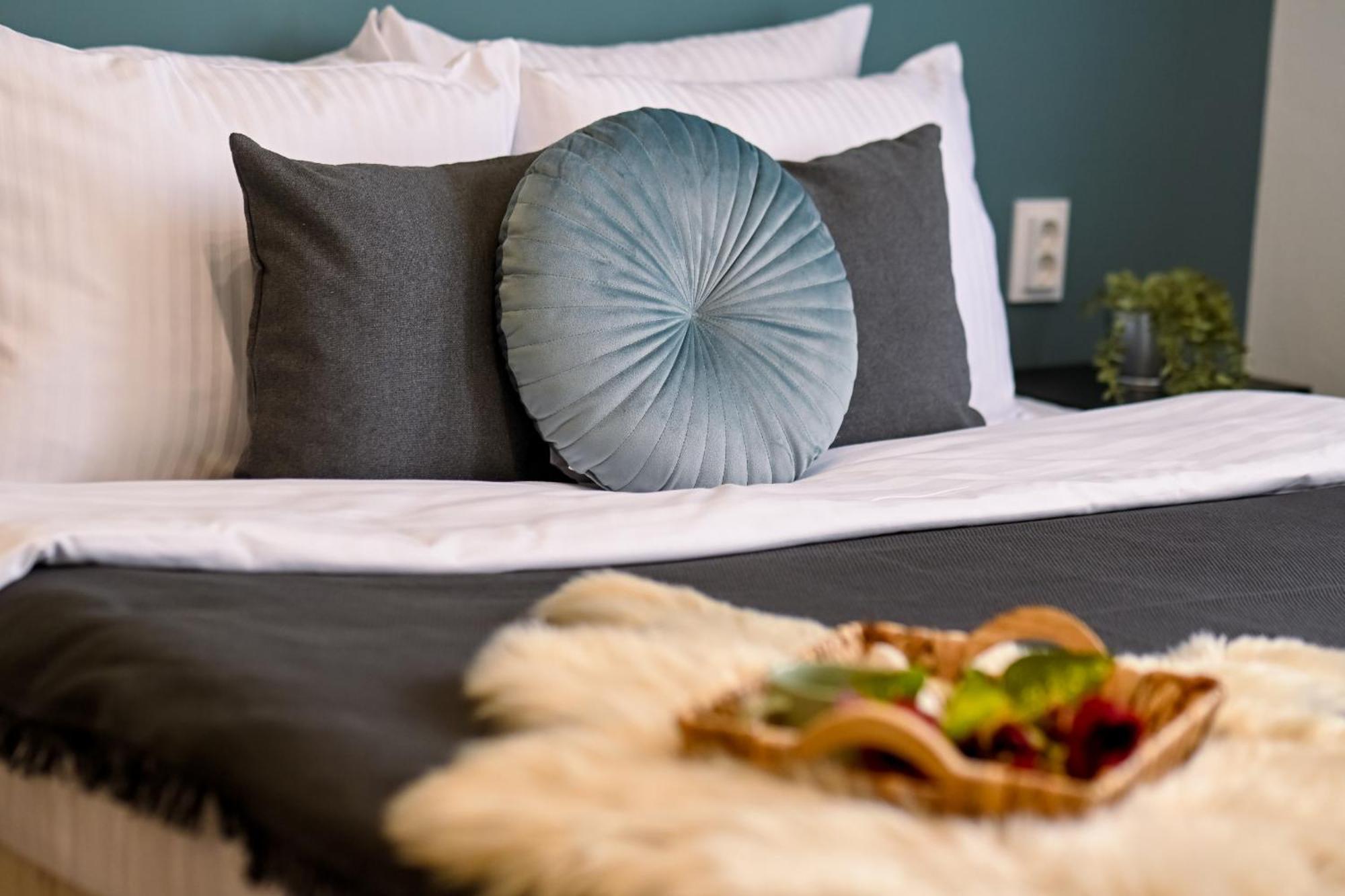 Old Town Charm - Modern & Comfortable Accommodation In The Heart Of The City Bukarest Exteriör bild